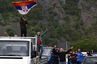 Un serbokosovar ondea una bandera serbia en protesta por la decisión sobre las matrículas, el pasado lunes en Jarinje (Kosovo).