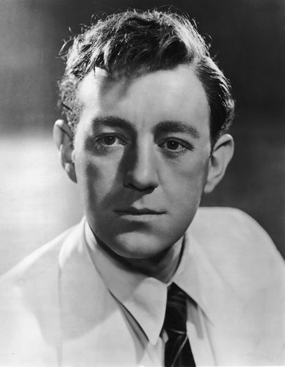 Retrato promocional del actor británico Alec Guinness tomado en 1945.