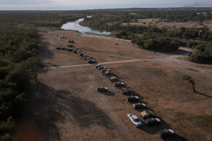 Vehículos militares y de las fuerzas del orden crean un cordón alrededor de los migrantes que se refugian en un campamento fronterizo improvisado en Del Rio, Texas.