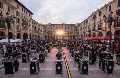 Trabajadores del mundo del espectáculo y de eventos en la concentración de Alerta Roja en la Plaza Mayor de Palma.