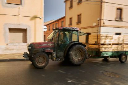 Un tractor cruza una de las calles de Sartaguda, en Navarra.