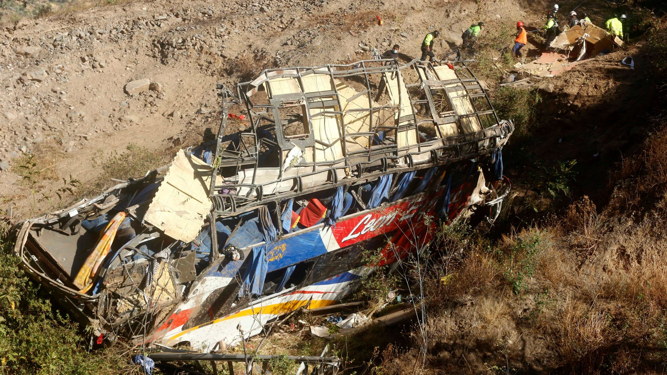 Tragedia en Perú: autobús cae por un barranco y deja decenas de muertos y heridos