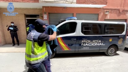 La Policía traslada a uno de los detenidos en la calle Cádiz de Almería, el 20 de abril del pasado año.
