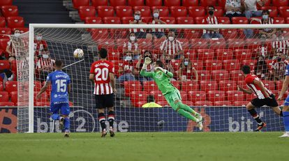 Vivian bate a Reina en la acción del primer gol del Athletic.