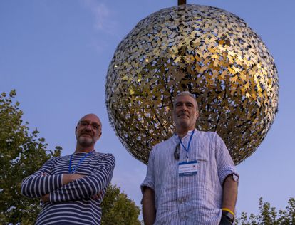 Nicolás Cahen, presidente de Astróbriga., a la izquierda, y Javier Rodríguez-Pacheco, catedrático de Astronomía y Astrofísica de la Universidad de Alcalá, ante la réplica del Sol. 