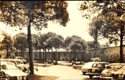 Exterior del edificio de Coderch para el club de golf de El Prat, en los años sesenta.