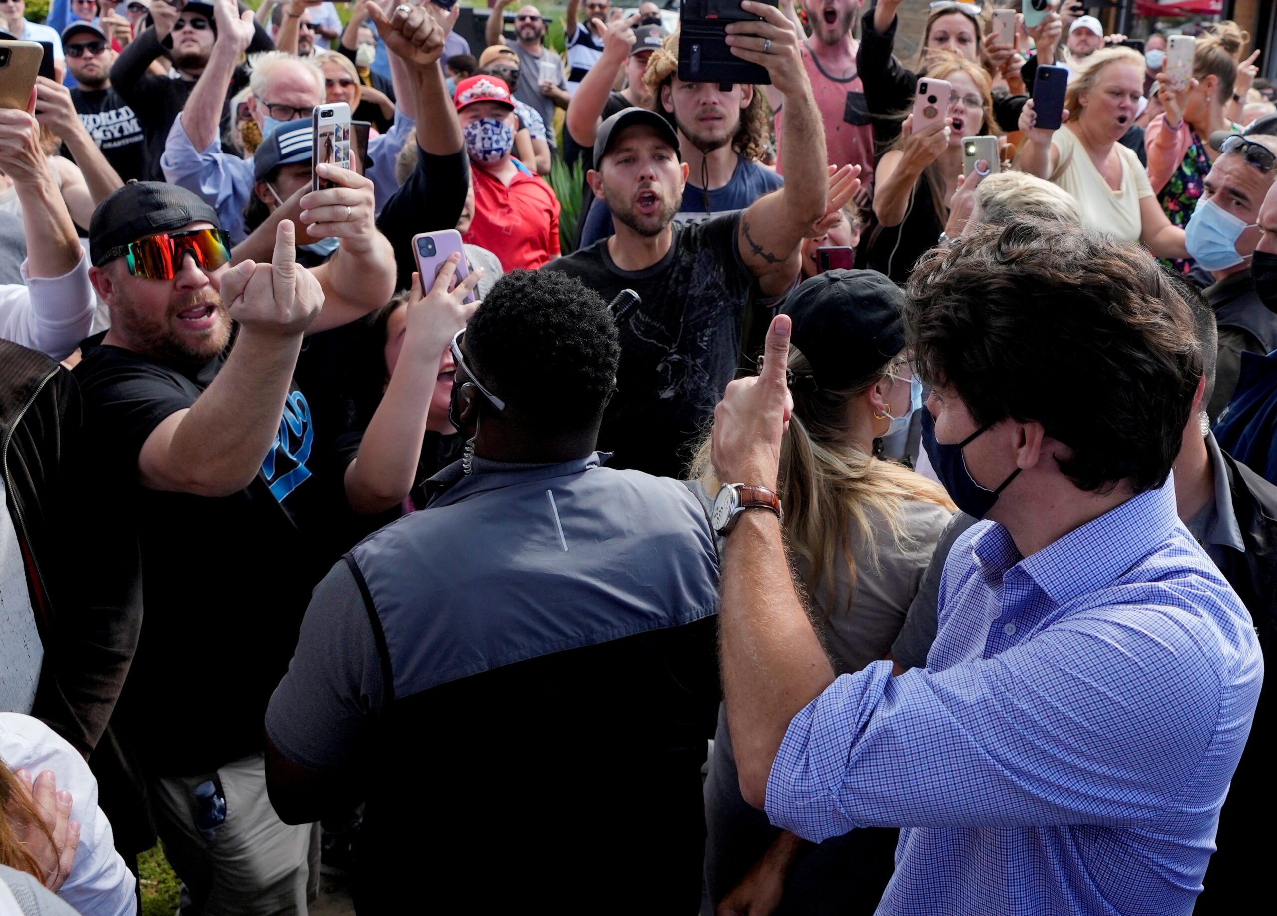 Un grupo de manifestantes lanza piedras contra Trudeau en un acto electoral