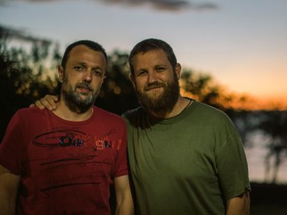 Roberto Fraile y David Beriain, asesinados en abril en Burkina Faso mientras grababan un documental, en una imagen de 2016 decida por la familia de Beriain.