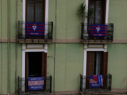 Banderas de la SD Eibar en los balcones del centro de la ciudad el pasado domingo.