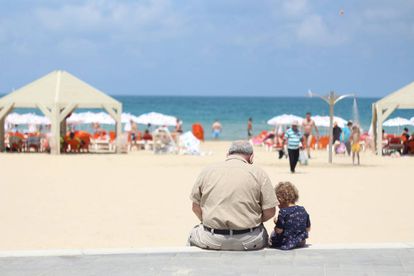 Un abuelo con su nieta.