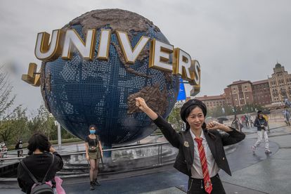 Una visitante posa en la entrada de Universal Studios Beijing el día su inauguración oficial.