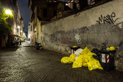 Vista nocturna de una calle de Roma.