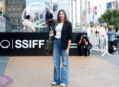 La cineasta francesa Audrey Diwan, ganadora del último León de Oro de Venecia, a su llegada a San Sebastián, donde forma parte de su jurado.