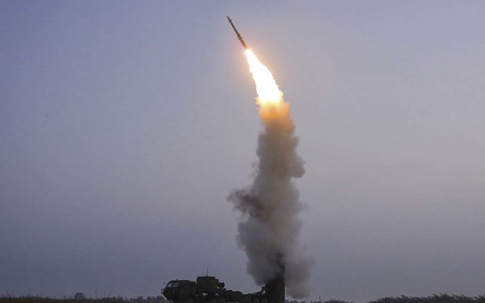 Corea del Norte prueba un misil antiaéreo recién desarrollado; EU y Corea del Sur vigilan lanzamientos