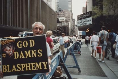 Un hombre sujeta una pancarta que dice "Dios maldiga la blasfemia" en el cine Ziegfeld de Nueva York, donde se proyectaba 'La última tentación de Cristo' en 1988.