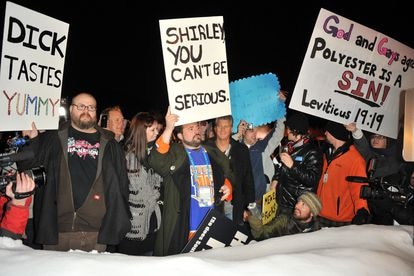 El directior Kevin Smith participa en una contraprotesta con los que intentaban boicotear su película 'Red State' durante el festival de Sundance de 2011.