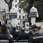 Manifestación de la comunidad armenia en Francia, ayer junto a la Asamblea Nacional en París.