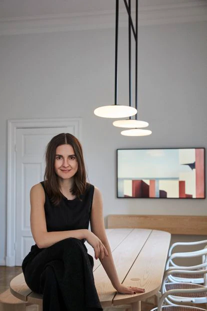 Joanna Laajisto, en su estudio de Helsinki, bajo la lámpara Ihana que ha diseñado para la empresa española Marset.