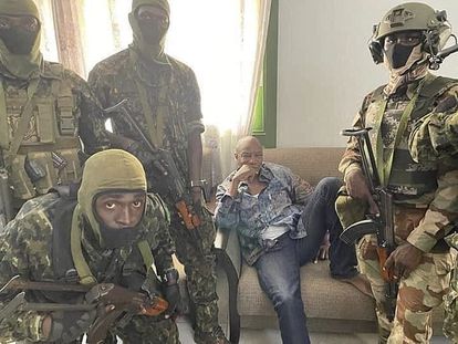 Alpha Condé, rodeado de soldados en una imagen difundida por los insurrectos en un edificio institucional de Conakry el pasado 5 de septiembre.