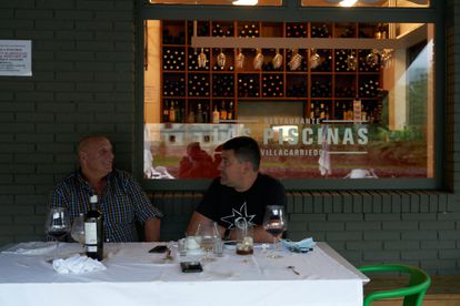 Dos lugareños de Villacarriedo charlan en el restaurante Las Piscinas.