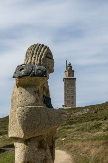Escultura junto a la Torre de Hércules, en A Coruña.