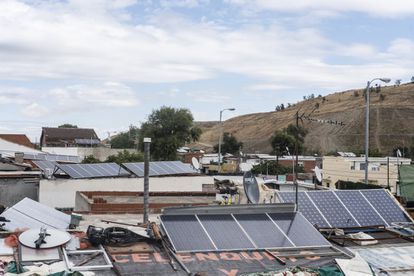 Placas fotovoltaicas en los tejados de algunas viviendas del sector 6 de la Cañada Real.