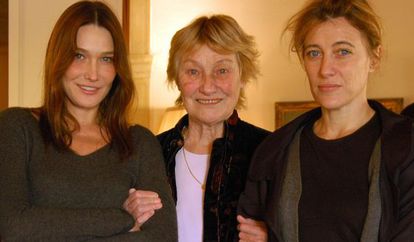 Carla Bruni, con su madre Marisa Boroni y su hermana Valeria Bruni Tedeschi.