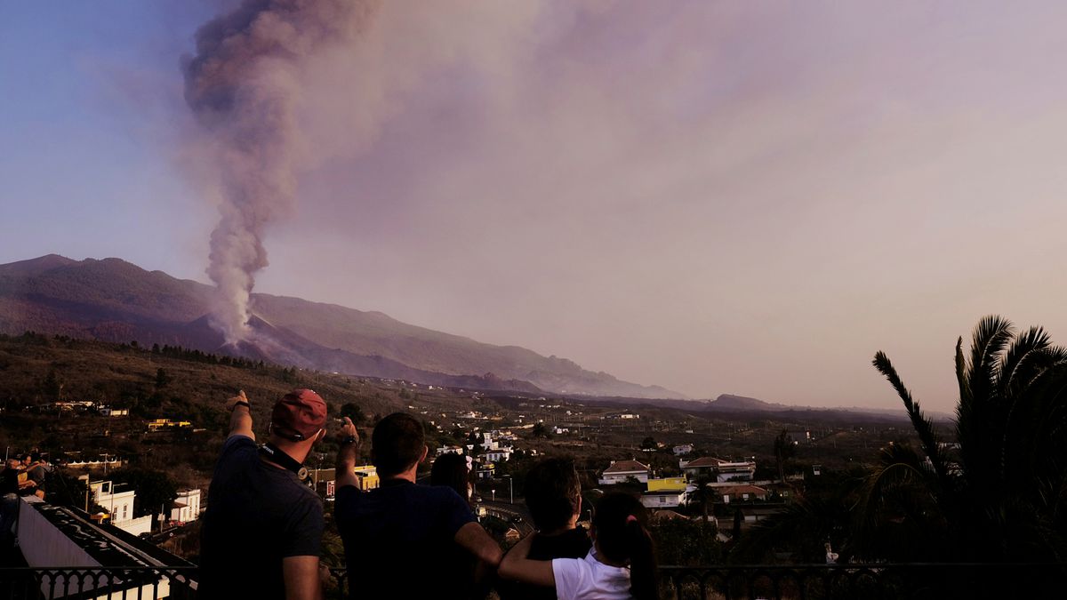 Últimas noticias del volcán en erupción en La Palma, en directo | Los expertos refuerzan la vigilancia de la lava más fluida, que puede cambiar la dirección de las coladas