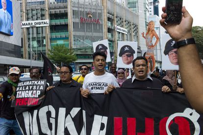 Manifestantes sostienen pancartas con la leyenda  "Salven Malasia, arresten al ladrón" durante una protesta en Kuala Lumpur el 14 de abril de 2018. Cientos de manifestantes se reunieron en Kuala Lumpur para pedir el arresto de Jho Low.