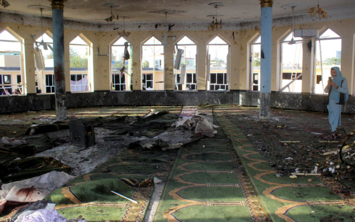 Decenas de muertos tras ataque de suicida en una mezquita en Afganistán