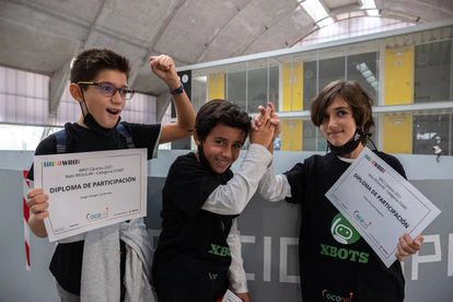 Los ganadores del torneo de robótica: Hugo Vinagre (8), Pablo Floriano (7), y Nicolás Caro (9).