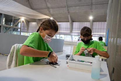 Elisa Marcos (10) y Ricardo Bote (10) trabajando con piezas de Lego en el torneo de robótica, en Cáceres.