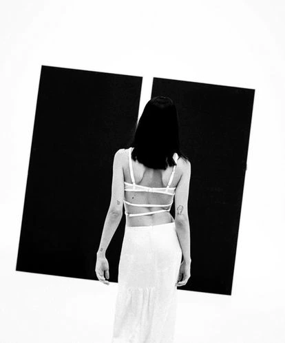 Milena Smit, la última chica Almodóvar, posa con ‘top’ de tul de Alejandre Studio y falda de encaje de Acne Studios.