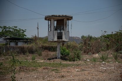 Garita de vigilancia abandonada en el perimetro interior de la Penitenciaría del Litoral, en Guayaquil al 7 de octubre del 2021
