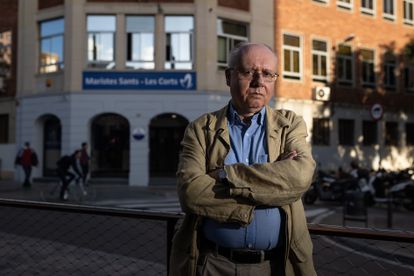 Jordi Alsina, víctima de abusos en los años setenta en el colegio de los maristas de Sants, en Barcelona, ante la fachada del centro este miércoles.