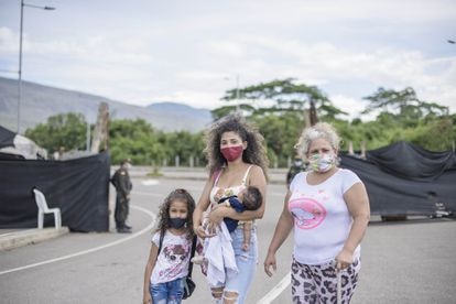 Daykelin Guerra con su hijas y su madre, Alida Suárez, tras registrarse para el estatuto temporal de protección de migrantes venezolanos.