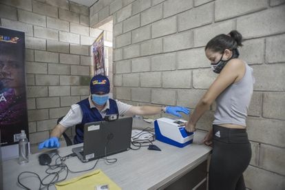 Registro biométrico de migrantes venezolanos en la frontera colombiana.