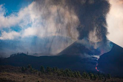 Vista del volcán de Cumbre Vieja ayer desde la localidad de Tajuya.
