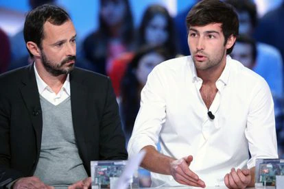 Franck-Firmin Guion, productor del programa francés de telerrealidad 'Koh-Lanta', y el concursante Guillaume Lorans en el programa 'Grand Journal', donde hablaron de la muerte de un compañero durante la grabación.