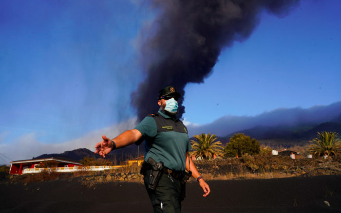 Finaliza confinamiento para 3 mil residentes de La Palma al pasar la nube del volcán