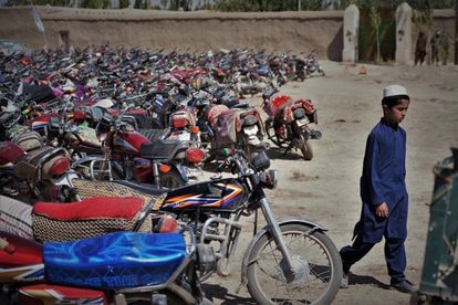 Decenas de motos, habitual medio de transporte de los talibanes en zonas rurales, en el lugar donde se celebra el homenaje
					