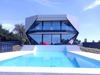 Casa giratoria en Estepona (Málaga) de Sunhouse, en venta por 1,9 millones de euros. 
