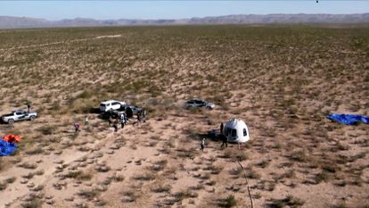 La cápsula que transportó al actor de "Star Trek" William Shatner y a otros 3 pasajeros en un vuelo suborbital, está rodeada por personal de tierra después de aterrizar en paracaídas cerca de Van Horn, Texas, EE. UU.