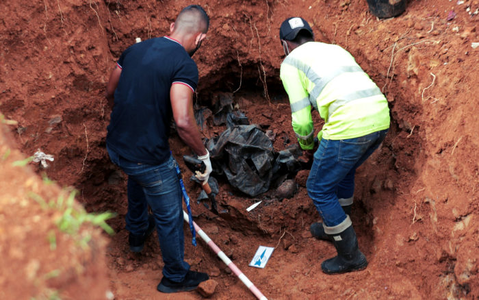 Exhuman en Panamá restos de víctimas de la invasión estadounidense de 1989