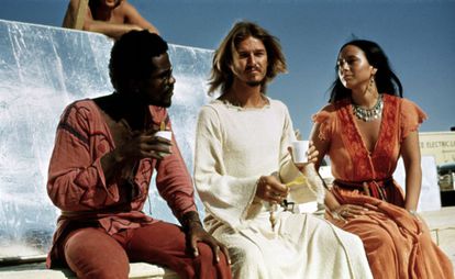 Carl Anderson, Ted Neeley y Yvonne Elliman toman un café durante el rodaje de 'Jesucristo Superstar' (1973).