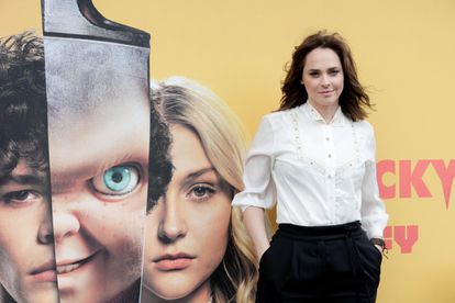 Fiona Dourif, ante un cartel de la serie 'Chucky'.