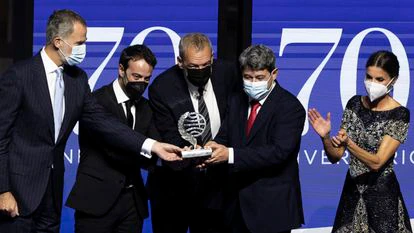 Los ganadores del Premio Planeta, Agustín Martínez, Jorge Díaz y Antonio Mercero, flanqueado por el rey Felipe y la reina Letizia.