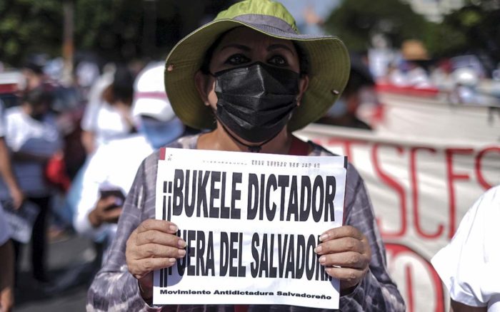 Protestan en El Salvador contra las políticas del presidente Nayib Bukele