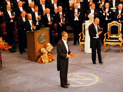 Sen recibe el Nobel de Economía en 1998.