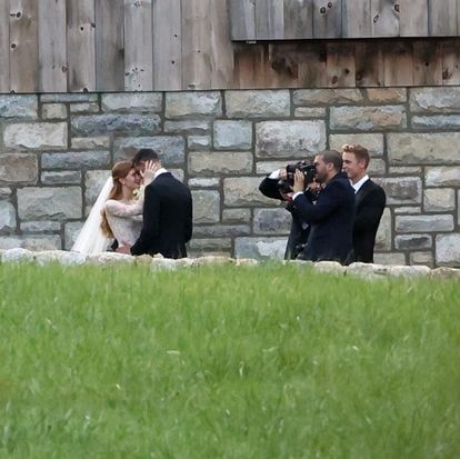 Jennifer Gates posa con Nayel Nassar durante su boda.